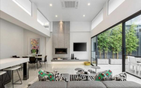 LUX 4 Bedroom Home South Yarra